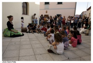 2011 -  Le mille e una fiaba Lettura animata e gioco insieme Di e con Elena Morando