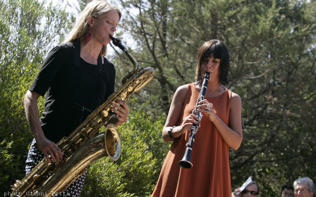 Tomba dei Giganti Li Mizzani: “Voci ance e strali” Linda Fredriksson (Finlandia) e Zoe Pia (Sardegna-Italia)