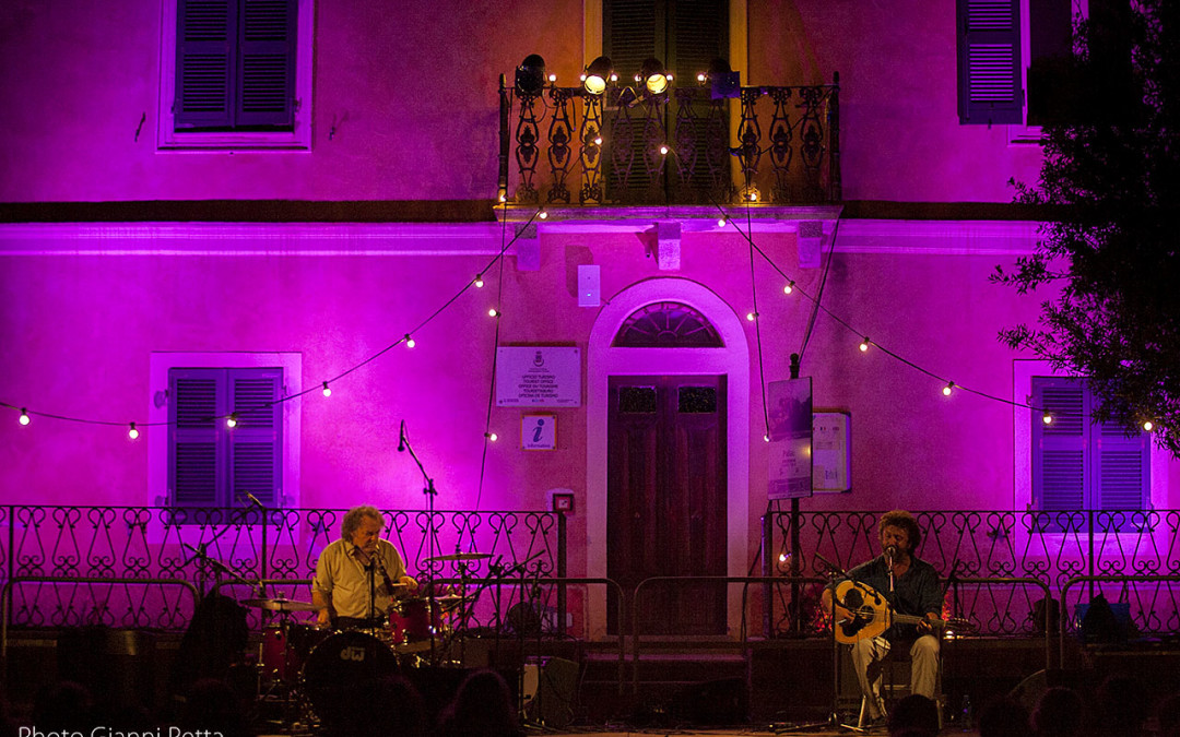 Sabato 9 settembre – Piazza Fresi – Iva Bittová & Vladimír Václavek – Xilouris White
