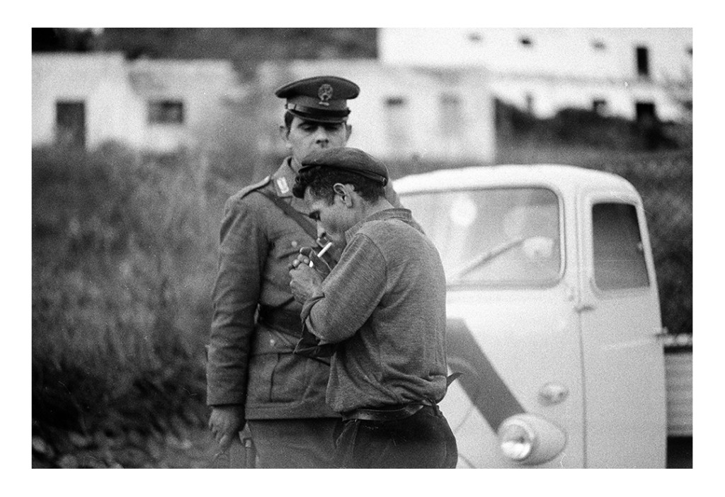 Sardegna 1968, Orgosolo: controllo di polizia all'ingresso del paese.