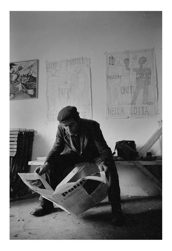 Sardegna 1968, Orgosolo: al “circolo giovanile”, pastori, studenti e operai uniti nella lotta. ©fausto.giaccone
