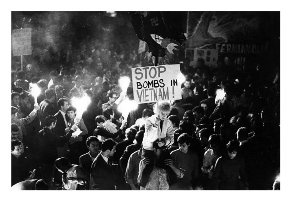 Roma 1966, manifestazione contro bombardamenti USA sul Nord Vietnam. ©fausto.giaccone ©fausto.giaccone