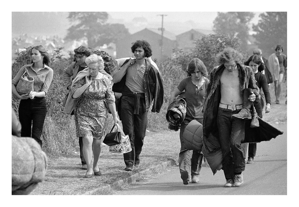 Gran Bretagna 1970, giovani si dirigono verso il luogo del festival dell'isola di Wight.