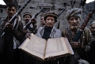 11_FRANCESCO CITO©04_1980_09_11 Afghanistan_A Mullah & Koran